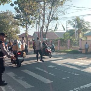 Hadir di Jam Rawan Pagi.dan Rawan Siang Polsek Woha Lakukan Pengaturan Arus Lalulintas di Depan SMAN I Woha