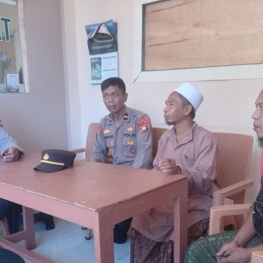Dekati Warga Secara Humanis, Sat Binmas Polres Lombok Barat Pastikan Wilayah Lembar Selatan Tetap Kondusif