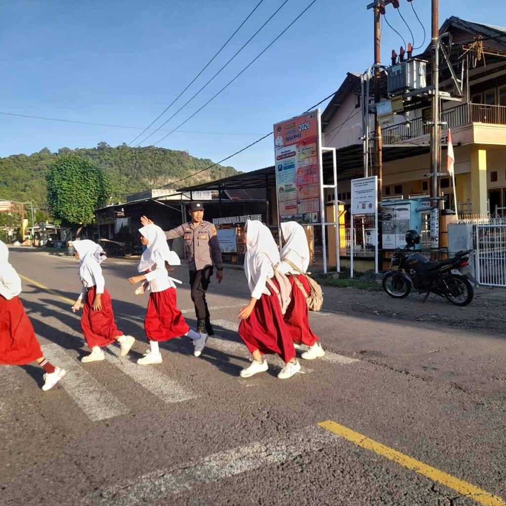 Wujudkan Kamseltibcarlantas, Personel Polsek Rhee Laksanakan Giat Rawan Pagi di Depan SDN Rhee Beru