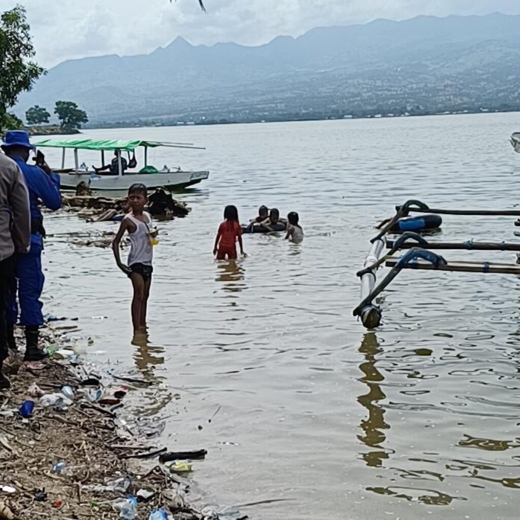 PAM Wisata, Satpolairud Polres Bima Kabupaten Terapkan Metode Patroli Jalan Kaki di Kawasan Wisata Pantai Kalaki