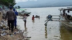 PAM Wisata, Satpolairud Polres Bima Kabupaten Terapkan Metode Patroli Jalan Kaki di Kawasan Wisata Pantai Kalaki
