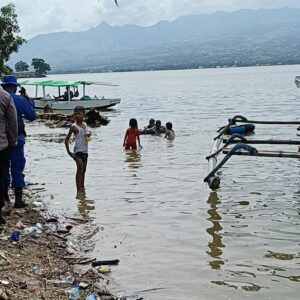 PAM Wisata, Satpolairud Polres Bima Kabupaten Terapkan Metode Patroli Jalan Kaki di Kawasan Wisata Pantai Kalaki