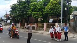 Polres Bima Kota Laksanakan Rawan Pagi, Bantu Anak Sekolah Menyeberang Jalan