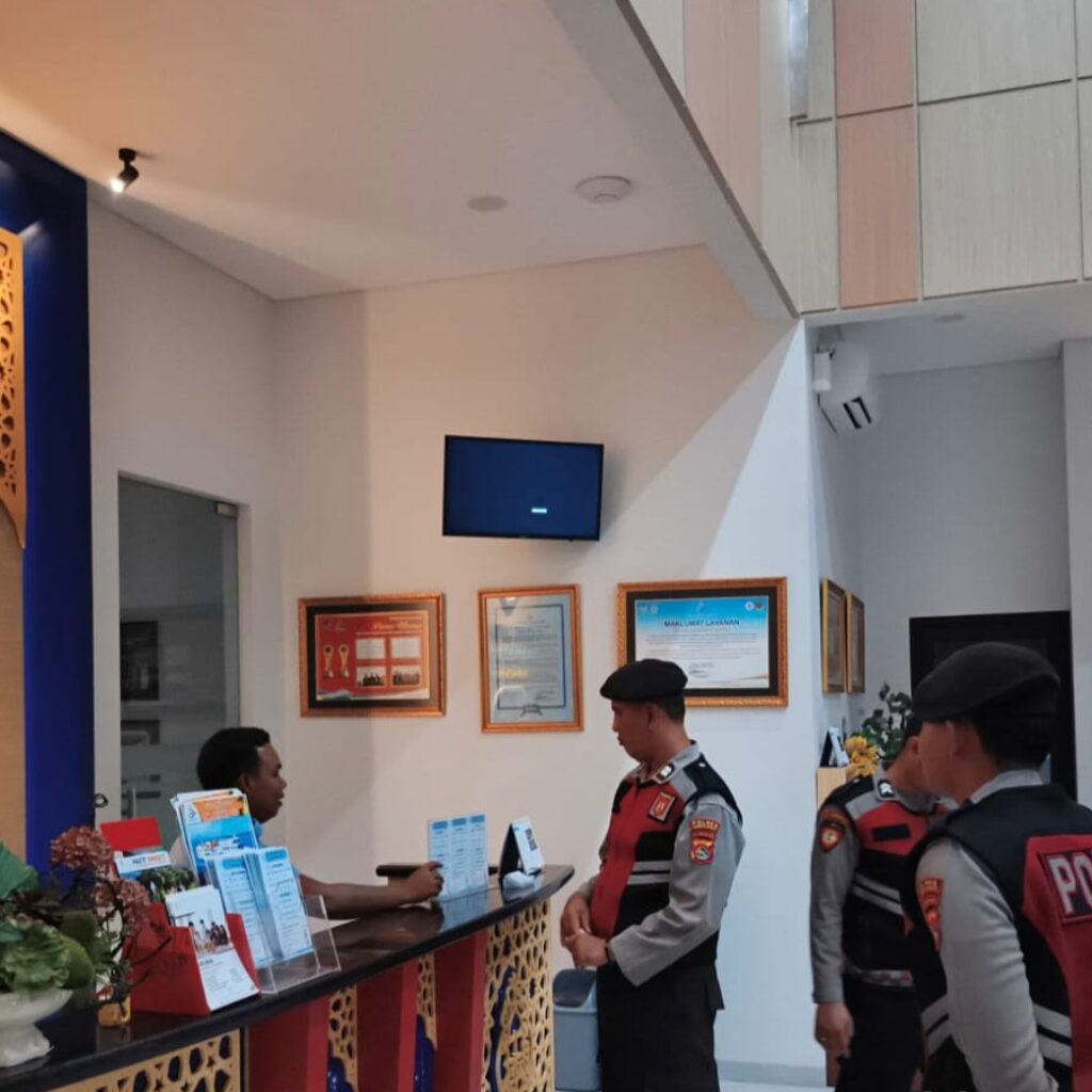 Waspada Kejahatan Malam, Sat Samapta Polres Lombok Barat Sisir Kawasan Vital di Lembar