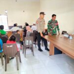 Bhabinkamtibmas Arab Kenangan Dampingi Penyaluran Buku Rekening dan Kartu KSB Maju Di Desa binaan