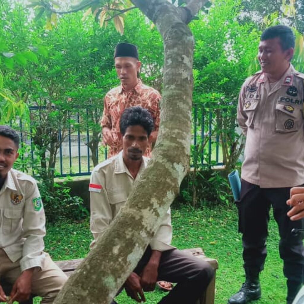 Bhabinkamtibmas Polres Bima Kota Perkuat Kamtibmas Lewat Silaturahmi dengan Warga dan Staf Desa
