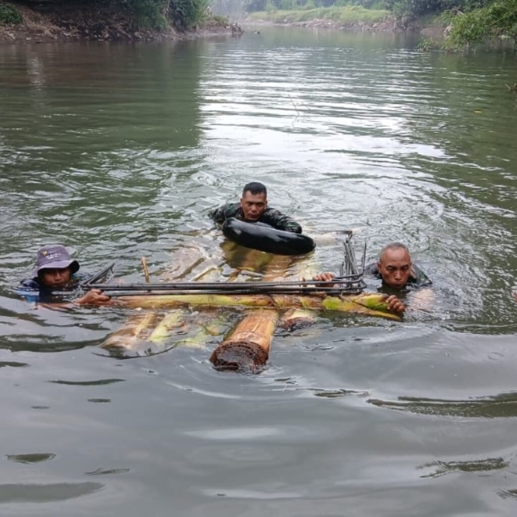 Rakit Pisang Jadi Andalan Bangun Jembatan Garuda