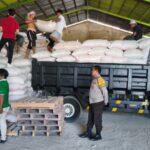 Polisi Kawal Ketat Distribusi Belasan Ton Jagung Mareje Timur ke Gudang Bulog