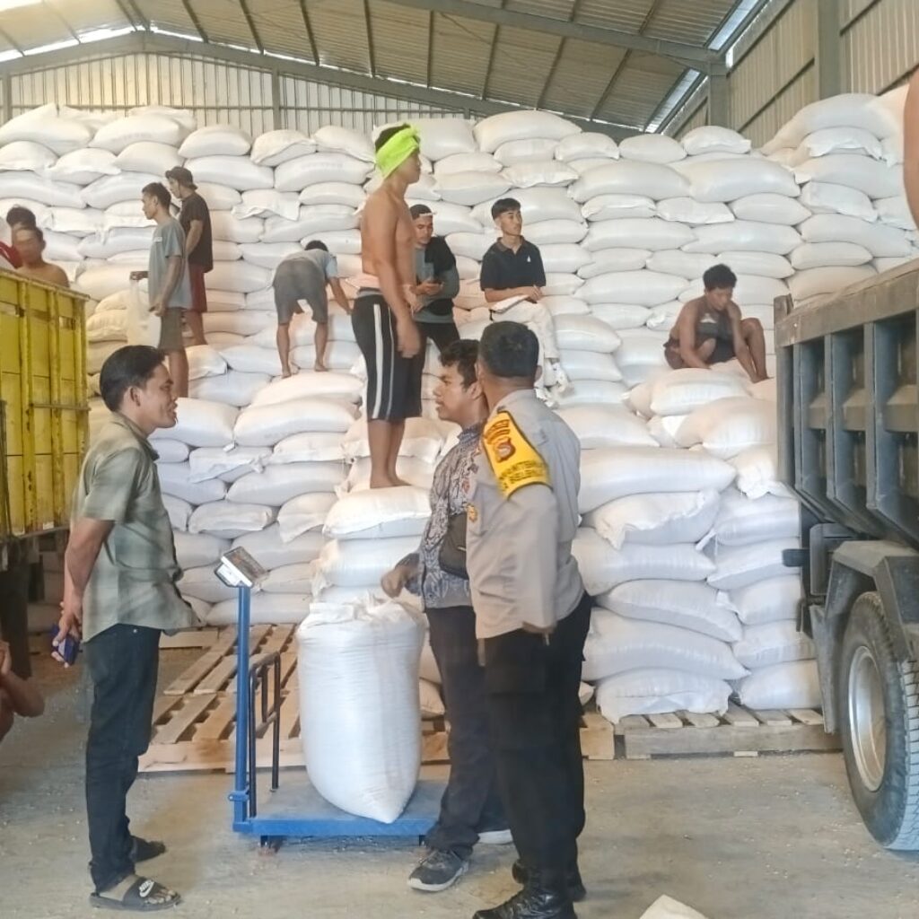 Sinergi Nyata di Gerung: Kawalan Polisi Pastikan Hasil Keringat Petani Terserap Negara