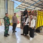 Pastikan Tepat Sasaran, Bhabinkamtibmas Desa Ai Mual Kawal Penyaluran Bantuan Pangan Bulog