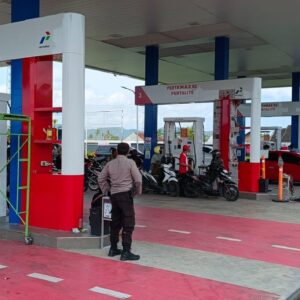 Cegah Penumpukan Kendaraan, Polsek Labuapi Intensifkan Patroli SPBU Demi Kenyamanan Pengendara