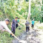 Bhabinkamtibmas Polres Bima Kota Bersama Warga Bersih-Bersih Jalan Lintas Desa
