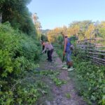 Bhabinkamtibmas Desa Tarusa Ajak Warga Gotong Royong Bersihkan Sampah dan Semak Belukar
