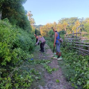 Bhabinkamtibmas Desa Tarusa Ajak Warga Gotong Royong Bersihkan Sampah dan Semak Belukar