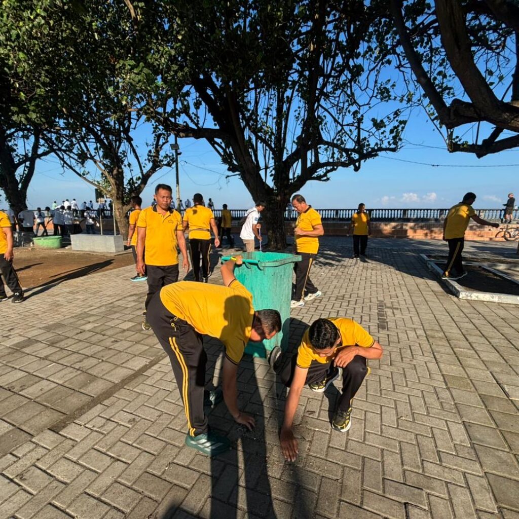 Bersih Pantai Ampenan Rutin, Ditpolairud Polda NTB Ajak Masyarakat Peduli Lingkungan