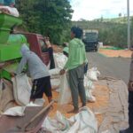 Bhabinkamtibmas Desa Bara Pantau Penggilingan Jagung Warga, Dukung Ketahanan Pangan Nasional