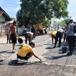 Polsek Hu’u Bersama Warga Gelar Kerja Bakti Perbaiki Jalan, Cegah Laka Lantas