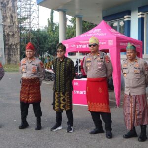 Hadiri HUT Kota Bima Ke 24, Kapolres Bima Kabupaten Kenakan Sarung Tenun Khas Bima