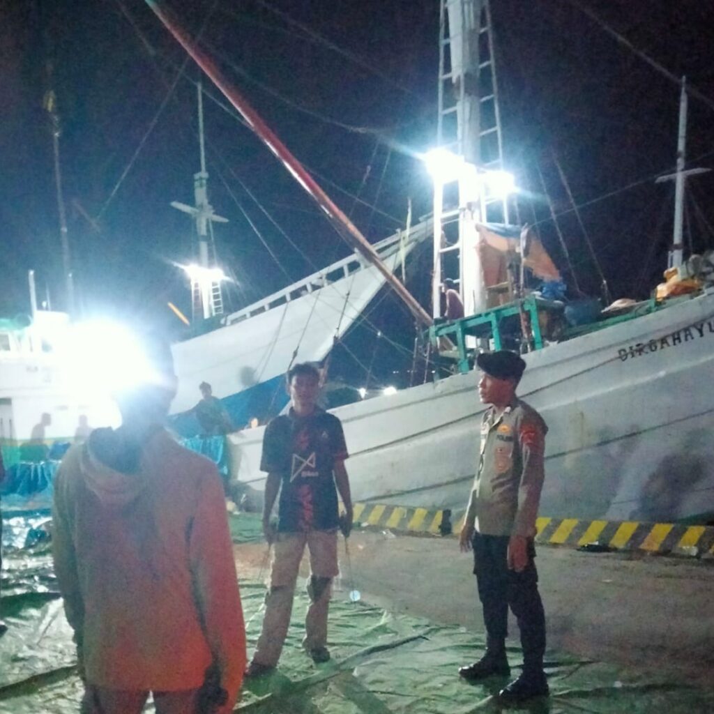 Patroli Malam Humanis, Polsek Pelabuhan Bima Sapa Buruh dan Warga