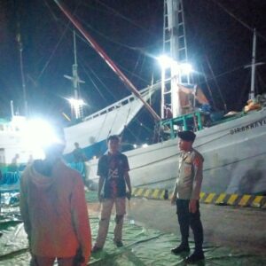 Patroli Malam Humanis, Polsek Pelabuhan Bima Sapa Buruh dan Warga
