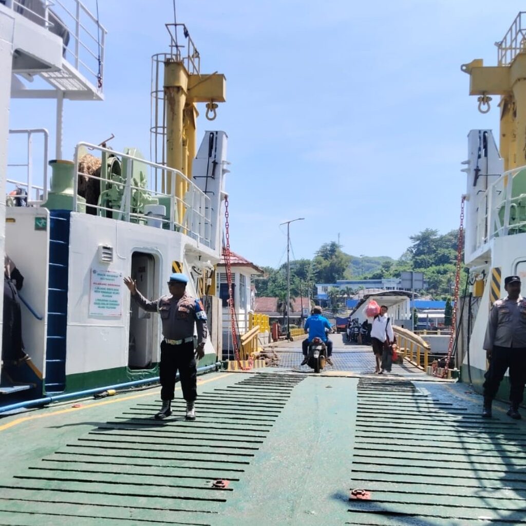Pengamanan Ketat Pelabuhan Lembar: Polisi Periksa Dokumen dan Muatan KMP Shita Giri Nusa