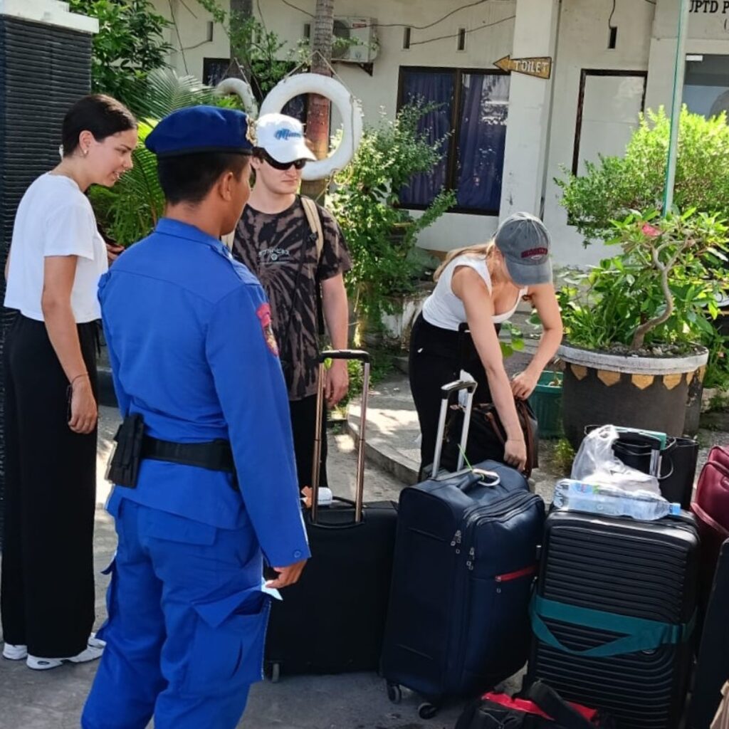 Pantai Senggigi Membeludak, Aksi Sigap Sat Polairud Polres Lombok Barat Pastikan Wisatawan Aman dari Bahaya