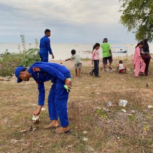 PERSONEL KAPAL POLISI XXI-2014 GOTONG ROYONG BERSIH PANTAI BERSAMA MASYARAKAT DI SUMBAWA