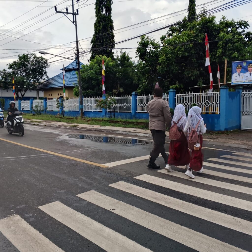 Polsek Rasanae Timur Gelar Rawan Pagi, Antisipasi Kemacetan dan Bantu Pelajar Menyeberang