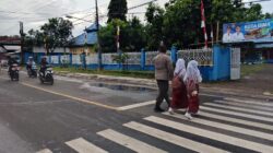 Polsek Rasanae Timur Gelar Rawan Pagi, Antisipasi Kemacetan dan Bantu Pelajar Menyeberang