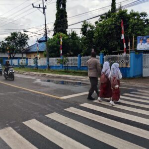 Polsek Rasanae Timur Gelar Rawan Pagi, Antisipasi Kemacetan dan Bantu Pelajar Menyeberang