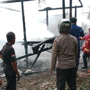 Diduga Konsleting Listrik, Satu Unit Rumah Panggung 9 Tiang di Desa Bre Ludes di Lahap Si jago Merah