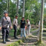 Sambangi Kawasan Wisata di Wilayah Hukumnya Polsek Madapangga Pastikan Kenyamanan Masyarakat Yang Menikmati Liburan