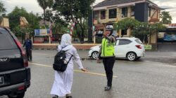 Polsek Rasanae Barat Laksanakan Rawan Pagi, Bantu Pelajar Menyeberang Jalan