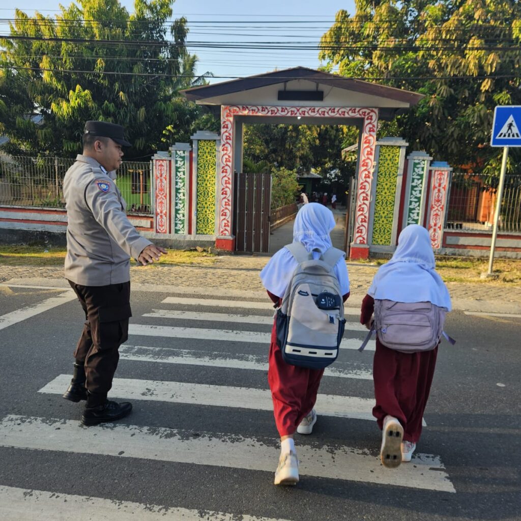 Polsek Sekongkang Intensifkan Rawan Pagi, Personel Bantu Pelajar Menyeberang Jalan
