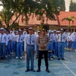 KAPOLSEK DOMPU JADI PEMBINA UPACARA DAN SERAHKAN PENGHARGAAN SISWA BERPRESTASI DI SMKN 1 DOMPU