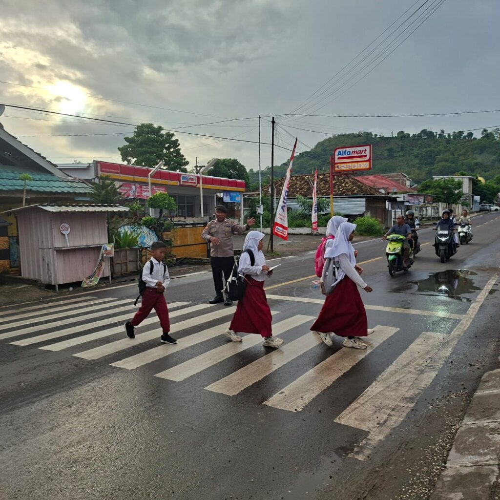Polsek Rasanae Timur Gelar Pergelaran Rawan Pagi, Bantu Kelancaran Lalu Lintas dan Penyeberangan Siswa