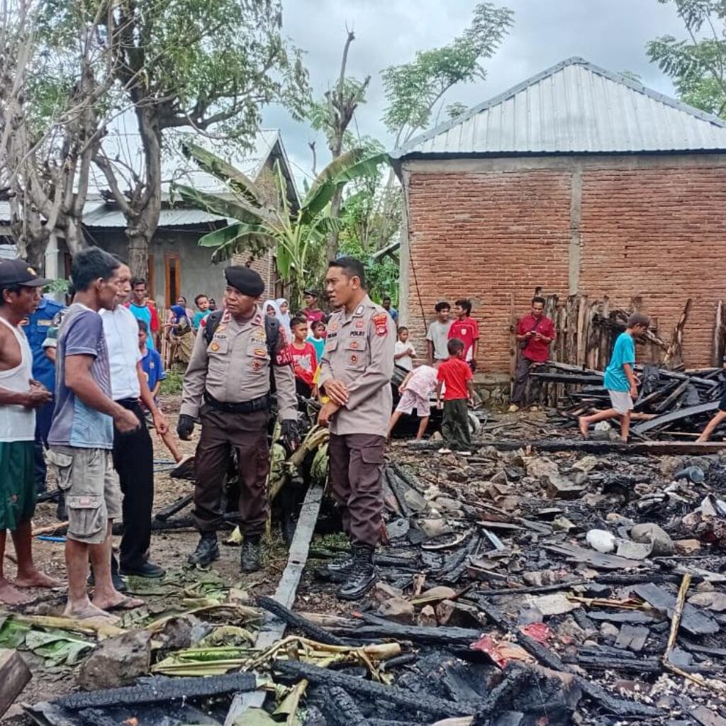 Personel Polsek Woha dan Warga Bantu Padamkan Kebakaran 2 Unit Rumah di Desa Risa