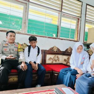 Bhabinkamtibmas Kelurahan  Sambangi SMPN 1 Woja, Berikan Edukasi Kamtibmas dan Pencegahan Kenakalan Remaja