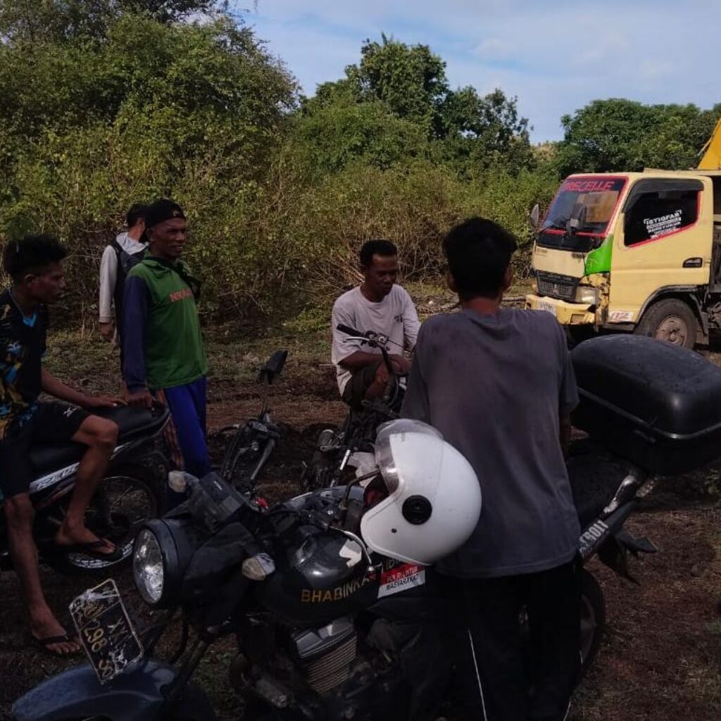 Sambang Warga Binaan, Bhabinkamtibmas Polsek Tambora Gotong royong Pembangunan Jalan Ekonomi