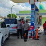 Waspada Antrean Mengular, Polsek Labuapi Jaga Ketat SPBU Demi Kenyamanan Warga