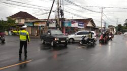 Polsek Batulayar Atur Lalu Lintas di Simpang 3 Montong