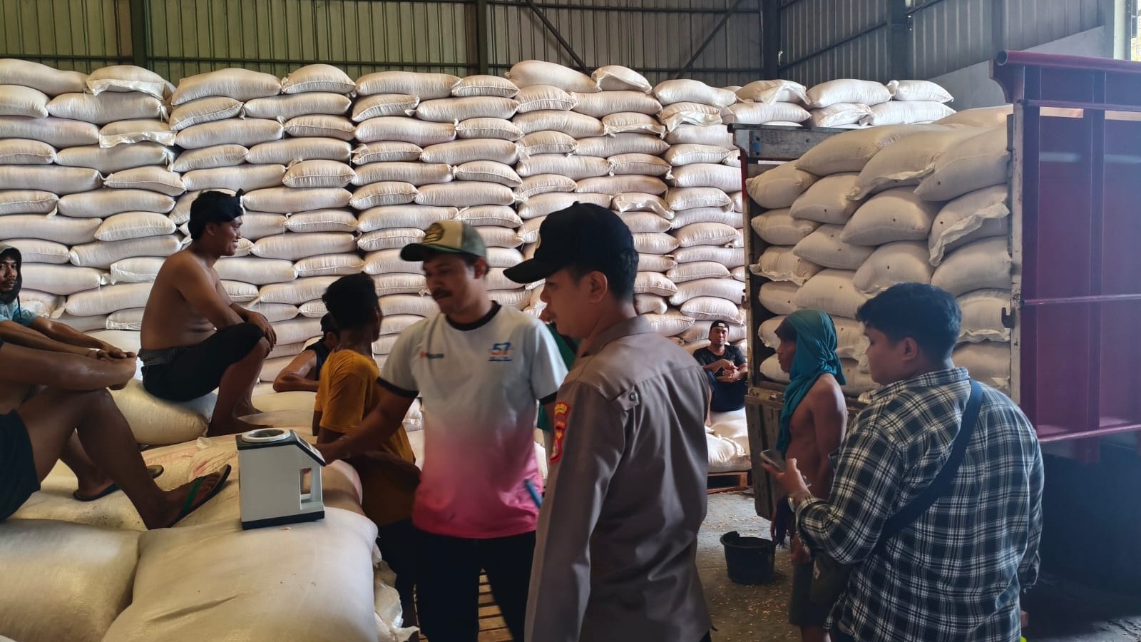 Distribusi Jagung Sekotong ke Gudang Bulog Bengkel Aman