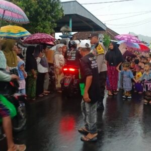 Tradisi Nyongkolan di Lombok Barat Berjalan Damai, Begini Cara Bhabinkamtibmas Amankan Arus Lalu Lintas