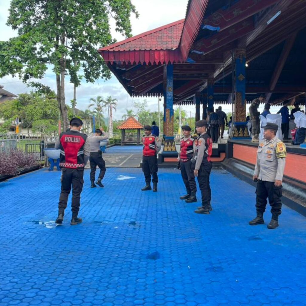 Personel Polres Lombok Barat Berikan Pelayanan Humanis di Keberangkatan Haji 2026