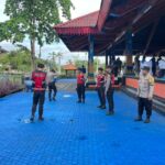 Personel Polres Lombok Barat Berikan Pelayanan Humanis di Keberangkatan Haji 2026