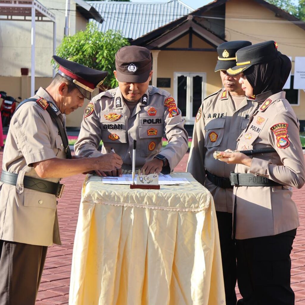 Kapolres Sumbawa Pimpin Sertijab Kasat Binmas dan Dua Kapolsek Serta Pelepasan Purna Tugas