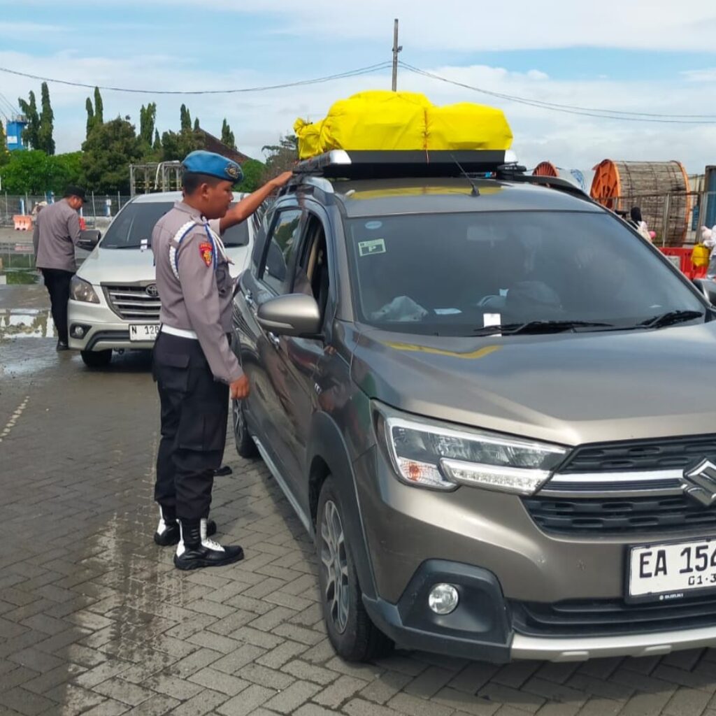 Cegah Barang Ilegal, Polsek Kawasan Pelabuhan Lembar Perketat Pengawasan Kendaraan Logistik dari Surabaya