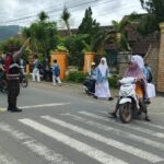 Polisi Humanis Hadir di Sekolah, Polsek Seteluk Jaga Keamanan dan Ketertiban Pagi Hari