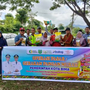 Bhabinkamtibmas Polres Bima Kota Amankan Operasi Pasar, Dukung Gerakan Pangan Murah