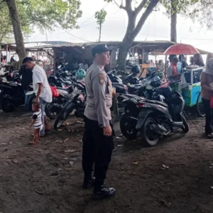 Wisata Pantai Kuranji Bangsal Membeludak, Polsek Labuapi Turun Tangan Pastikan Keamanan Pengunjung